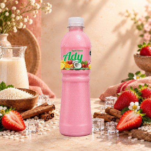 Agua Fresca Aguas Frescas ADY sabor Horchata Fresa con gotas de condensación e ingredientes frescos