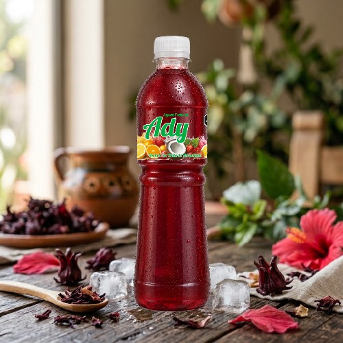 Agua Fresca Aguas Frescas ADY sabor Jamaica con gotas de condensación e ingredientes frescos